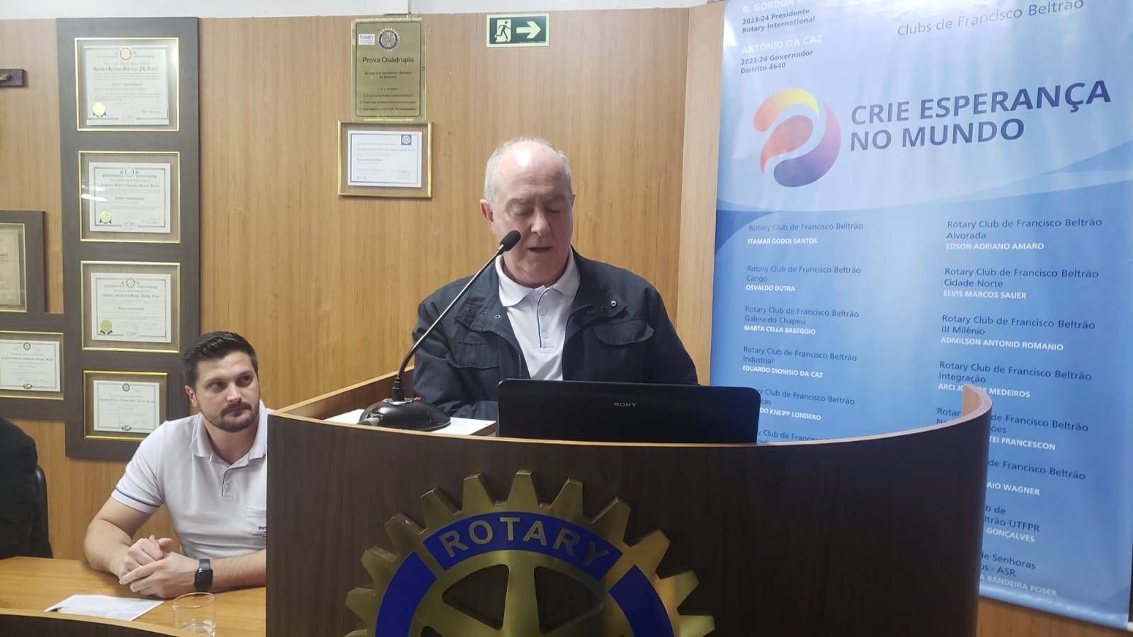 Edgar Behne utiliza a tribuna para falar sobre a Conferência do Rotary International.