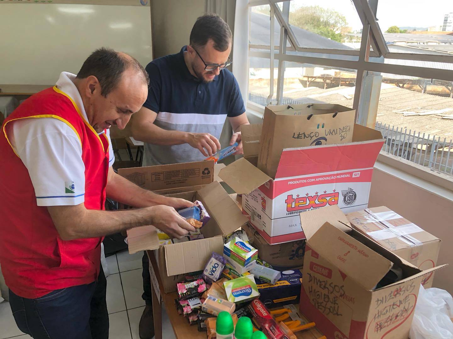 Companheiros Edelmir Castilhos e Leandro Rovea, do Rotary Club de Francisco Beltrão-Integração, fazendo a classificação das doações.