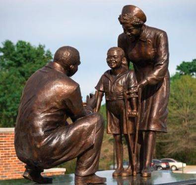 Estátua de bronze representando a equipe médica e um paciente com poliomielite foi inaugurada em 2022 em frente ao antigo Centro de Paralisia Infantil, agora o Museu Legacy. Foto: Nicole Craine.