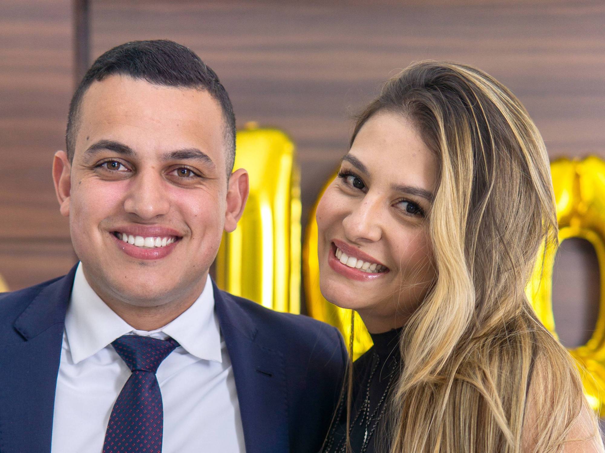 Samuel Costa ao lado da aniversante e esposa, Beatriz