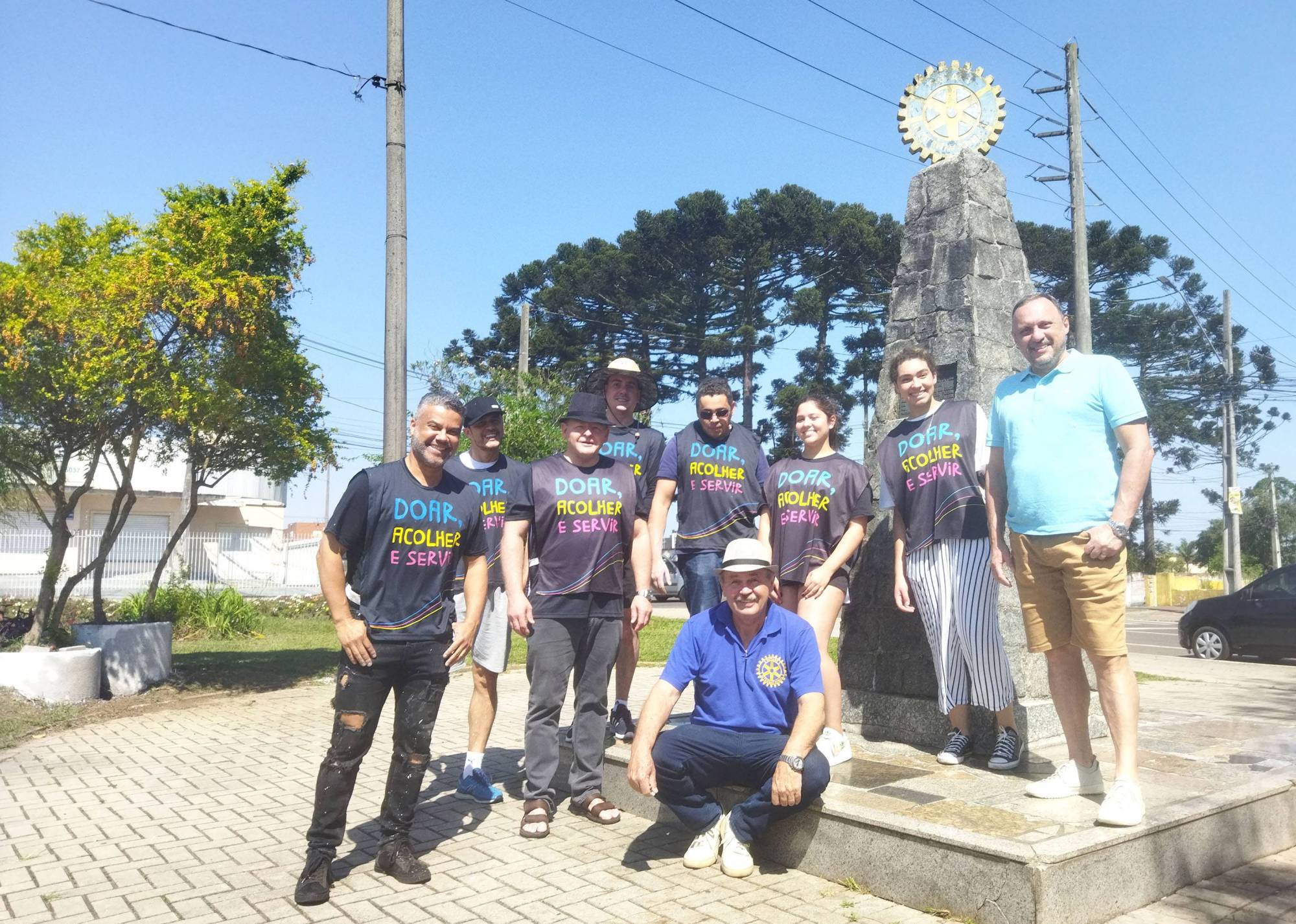 Professores e alunos da FAE, e membros do Rotary Club São José dos Pinhais, realizam ação em praça de SJP