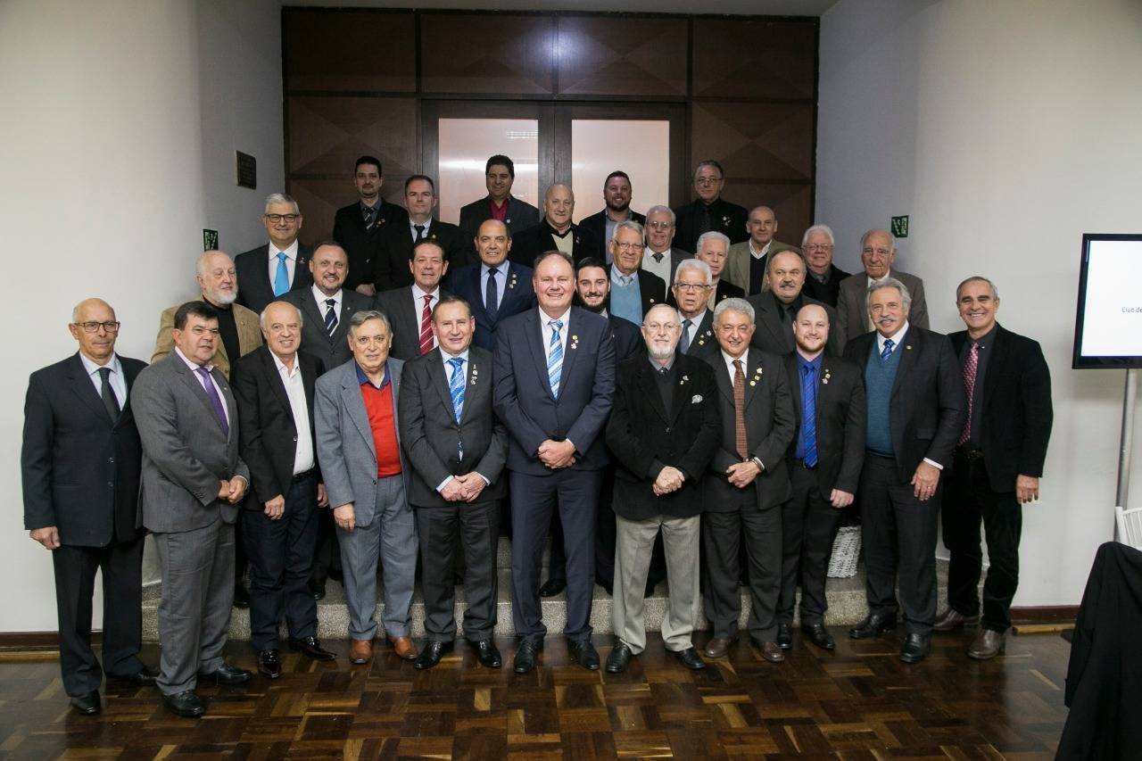 Imagem tirada em 2020, na Casa da Amizade, onde aparece grande parte dos membros atuais do Rotary Club São José dos Pinhais