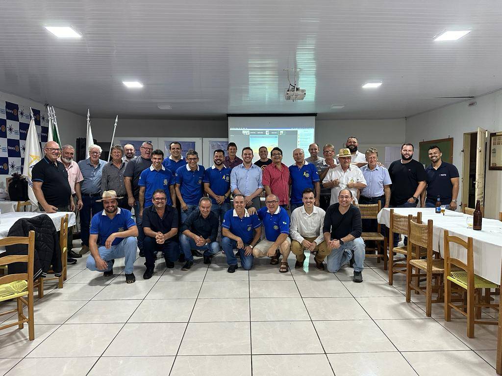 Os associados do Rotary Club de Dois Vizinhos buscando em conjunto conhecer mais de Rotary.