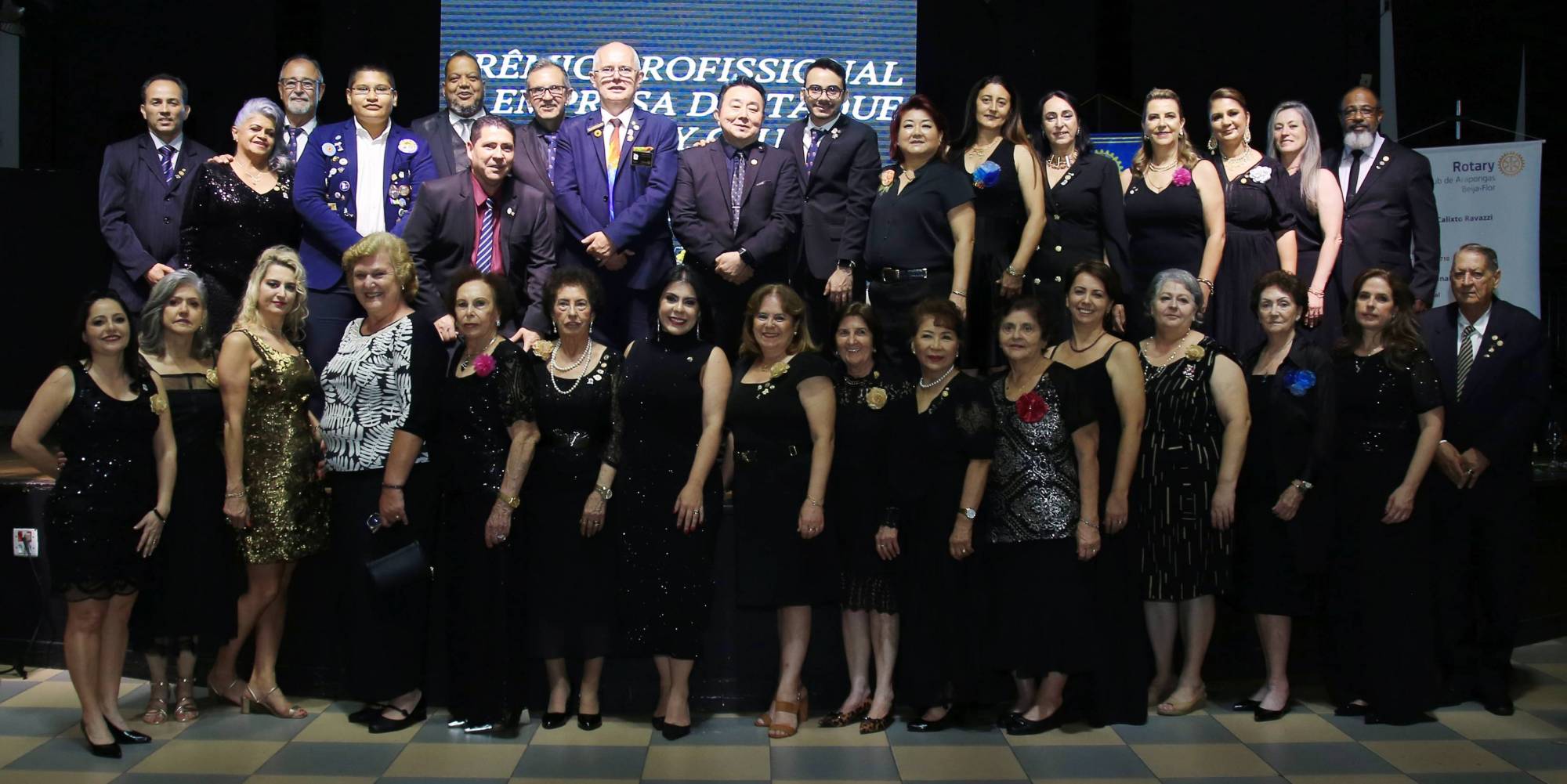 Na foto companheiros do Rotary Clube de Arapongas Beija Flor com o Governador Distrital e sua esposa e ainda o intercambista.