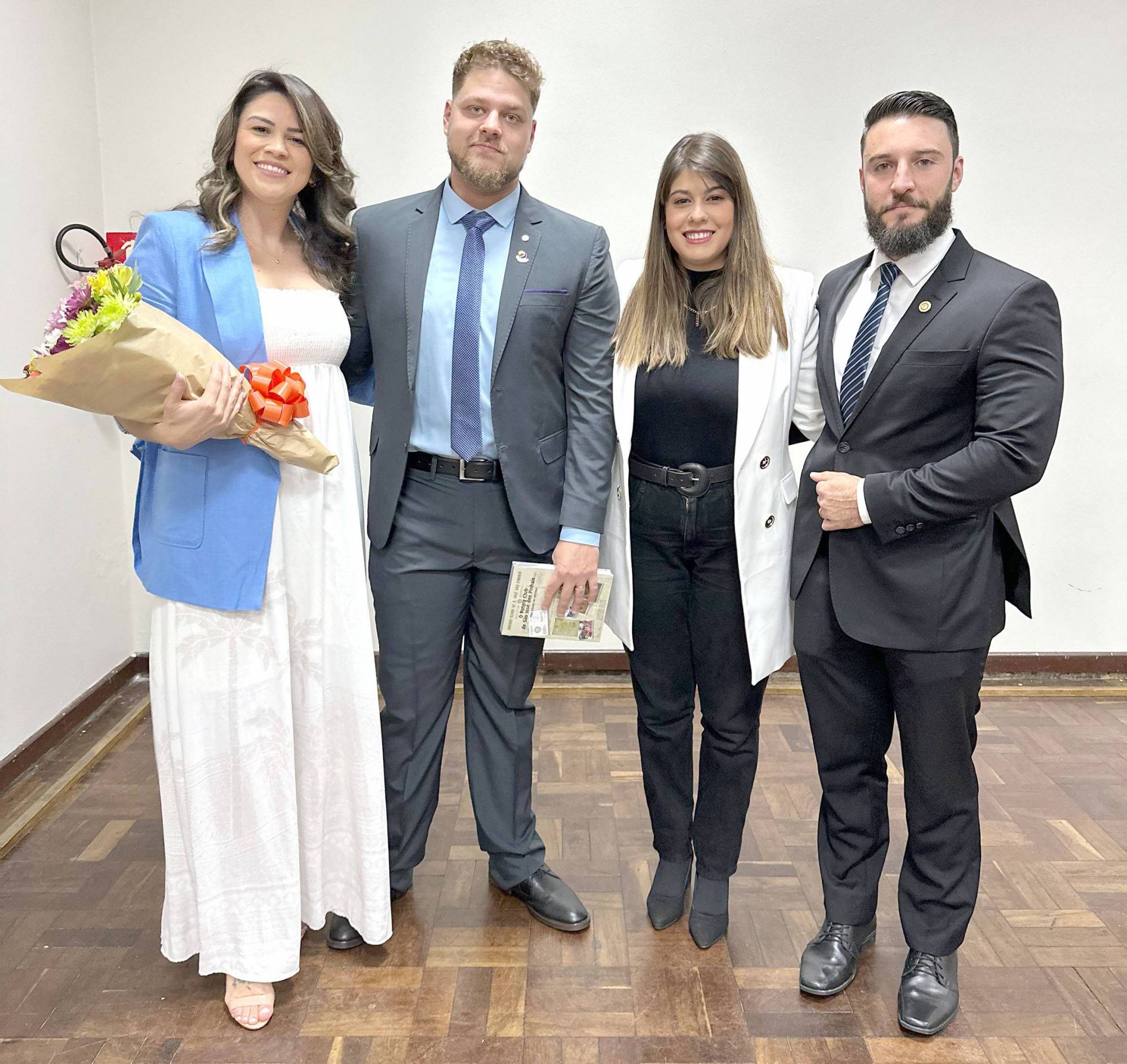 O casal Fábio Ziaguinso e sua esposa Keli (esqu.) ao lado do padrinho Natan Huber e sua esposa Bruna