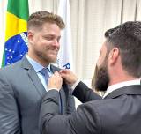 Fábio recebendo do governador de Rotary, Laerzio Chiesorin, o distintivo do ano rotário 2023/2024, que tem o lema Crie Esperança no Mundo