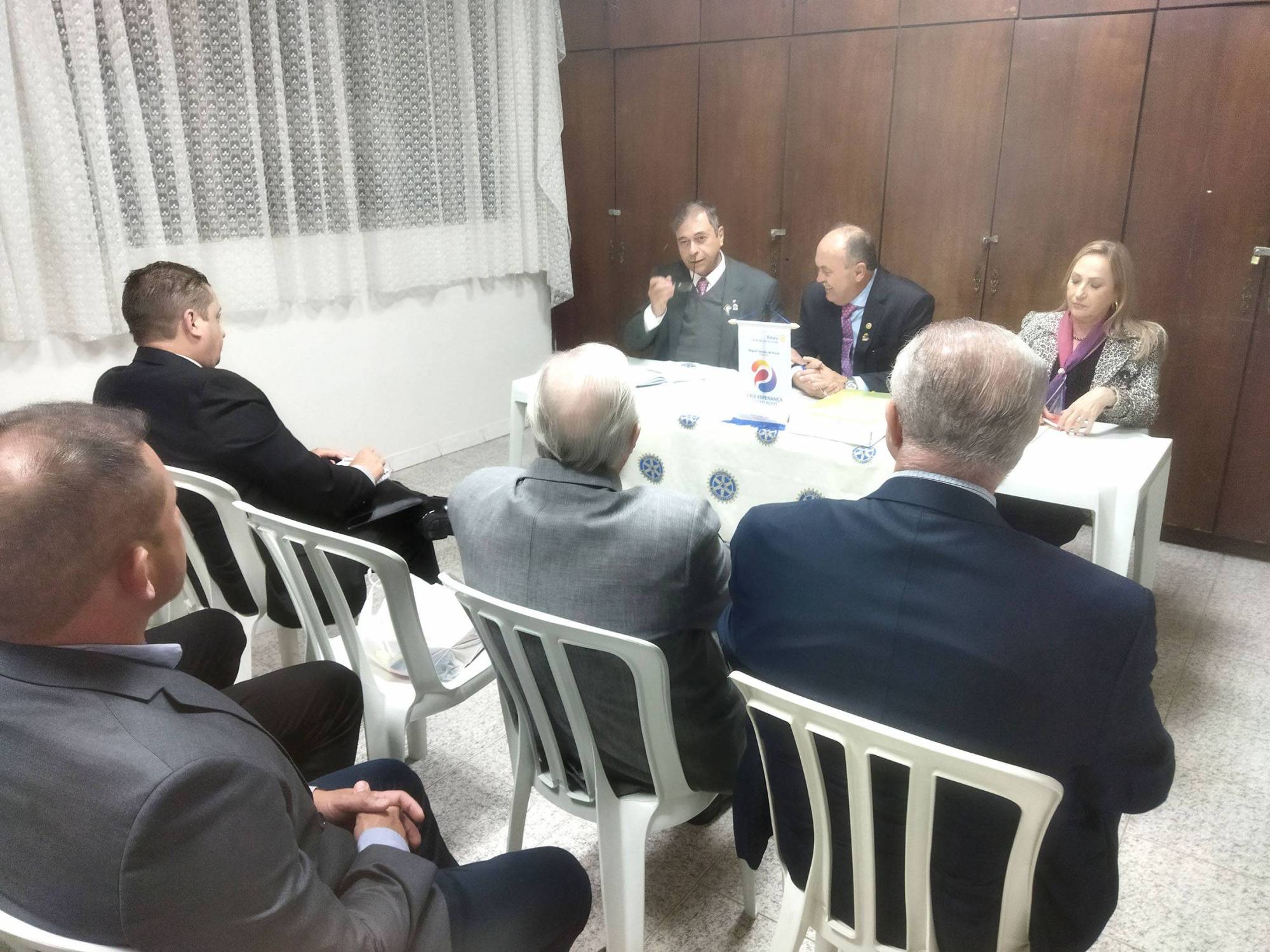 Foto 1 O governador de Rotary, Laerzio Chiesorin Junior (mesa à esqu.) pode conhecer melhor os membros do Conselho Diretor 2023/2024 do Rotary Club SJP, em reunião realizada na Casa da Amizade