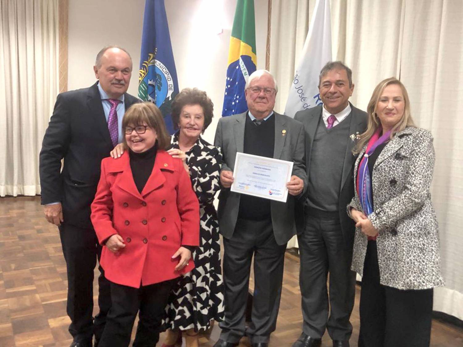 Geraldo Bortolotti (ao centro), junto de sua esposa Marli e filha Kelem, e do presidente do Rotary Club SJP, Miguel de Paula (à esq.) e acompanhado do governador de Rotary Distrito 4730, Laerzio Chiesorin Junior e da governadora auxiliar, Regina Damazio (à dir.)