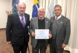 Geraldo Bortolotti (ao centro) recebendo o Certificado de Menção Honrosa pelos 50 anos de Rotary das mãos do presidente do Rotary Club SJP, Miguel de Paula e do governador de Rotary Distrito 4730, Laerzio Chiesorin Junior