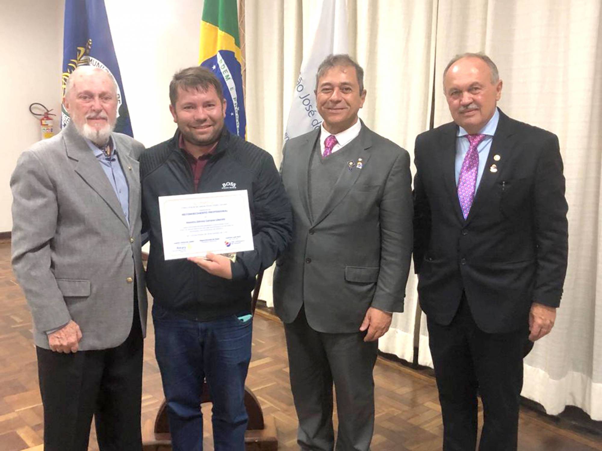 O ex-governador de Rotary Distrito 4730 (gestão 1989/1990), Lourival Louir Berti; o homenageado e diretor da Banda Marcial São José dos Pinhais, Johnny Liberatti; o governador de Rotary Distrito 4730, Laerzio Chiesorin Junior e o pelo pres. do Rotary Club SJP, Miguel de Paula