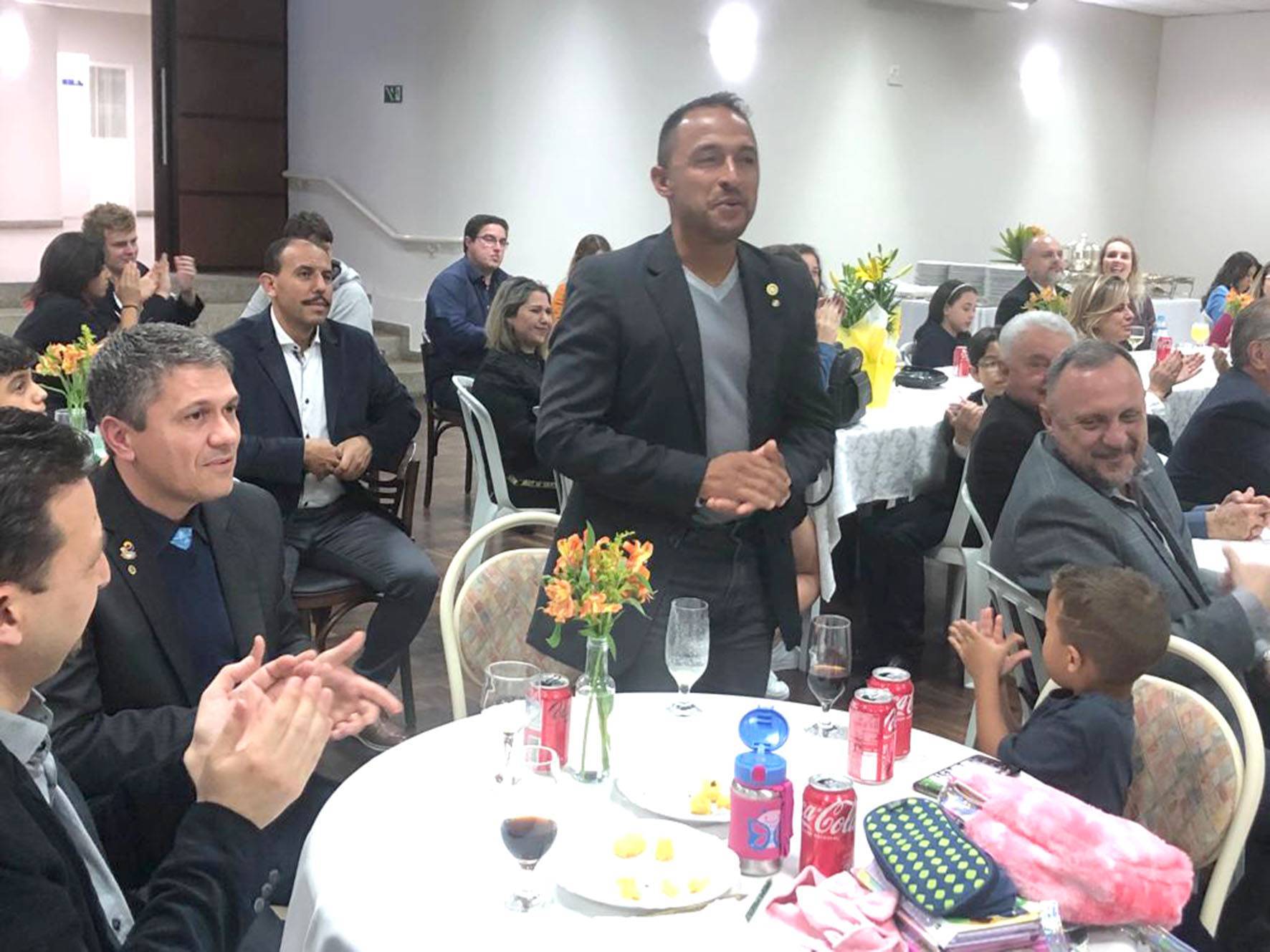 Edson Bortolaci recebendo os aplausos e parabéns pelo trabalho realizado na corrida “Vencendo a Pólio Guaratuba”, evento realizado em setembro