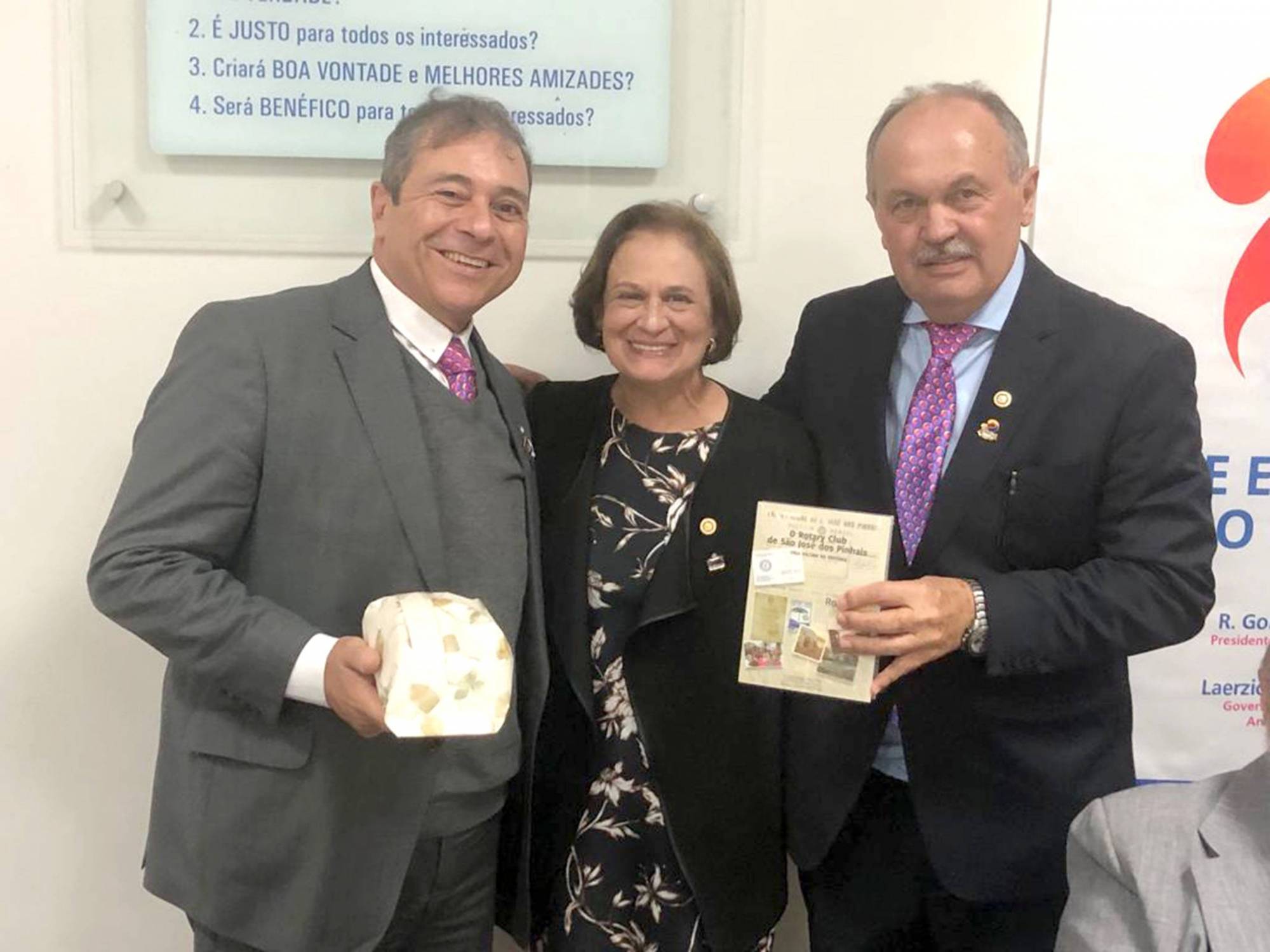 Laerzio Chiesorin recebendo presentes do Rotary Club SJP, representado pelo seu presidente Miguel de Paula e esposa, Elmari Moreschi