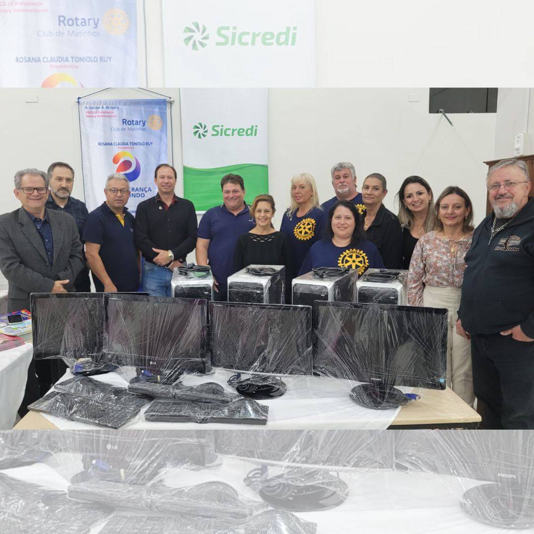 Companheiros do Rotary Club de Matinhos junto com o Gerente Geancarley do Sicredi realizando a entrega dos computadores.