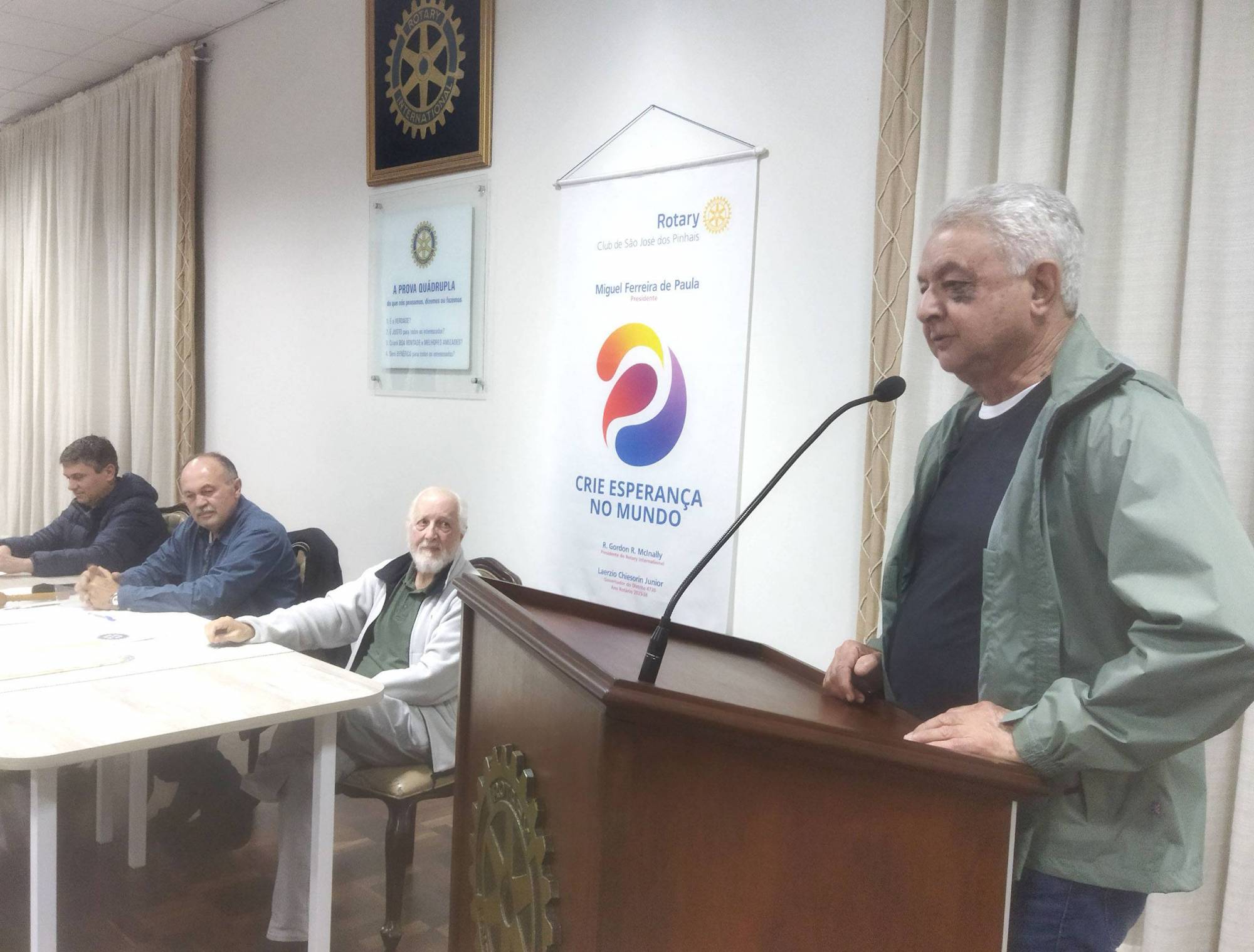 O coordenador do Banco Ortopédico do Rotary SJP, José Carlos Ferraro, divulgando aos rotarianos sobre a aquisição de novas cadeiras de rodas