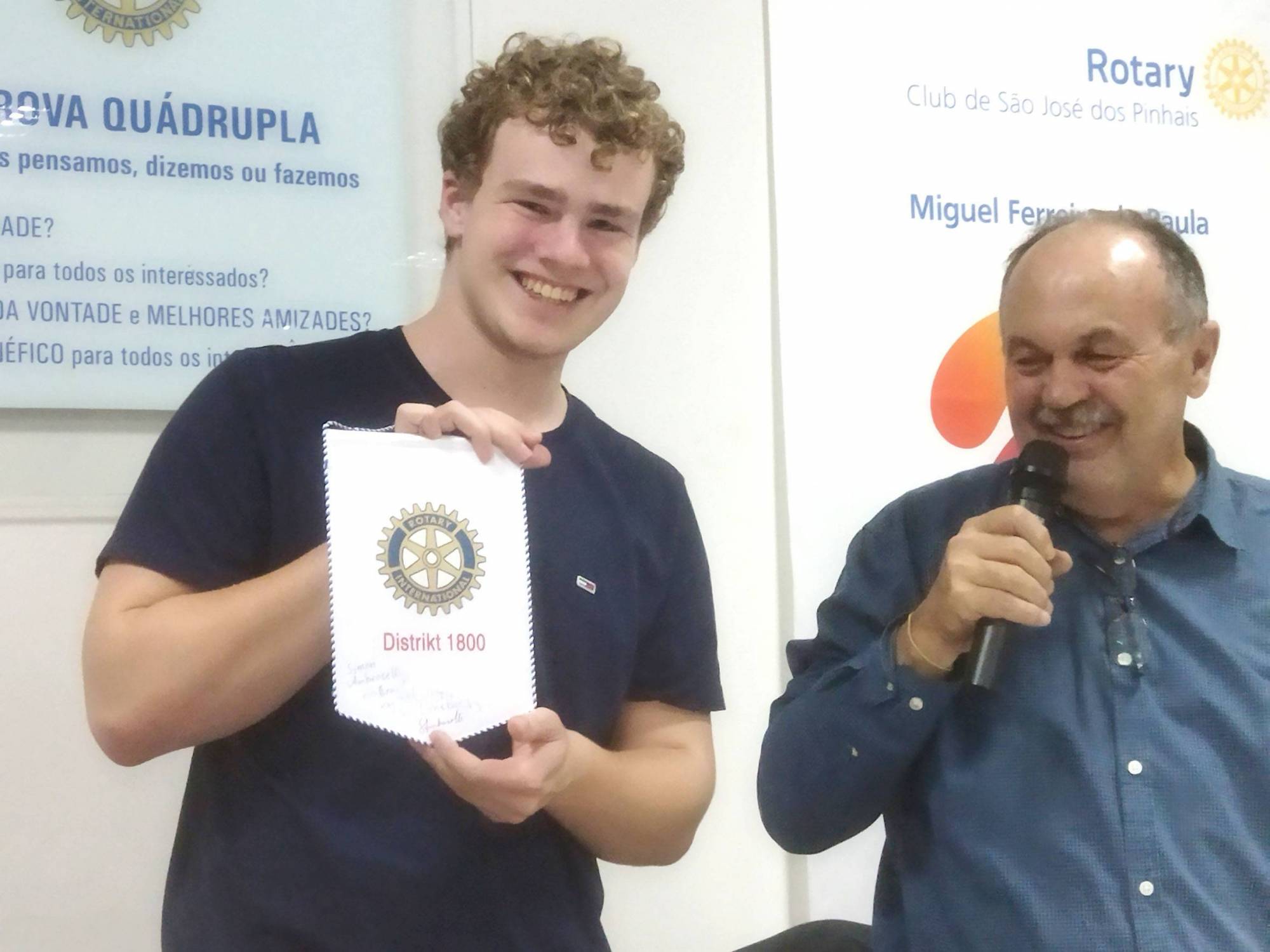 O intercambista alemão Simon Androselli e o presidente do Rotary Club SJP, Miguel de Paula