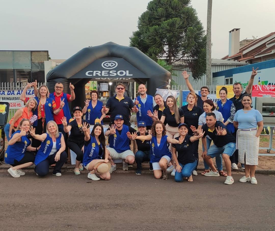 Companheiros reunidos na entrega da pizza - sistema drive thru.