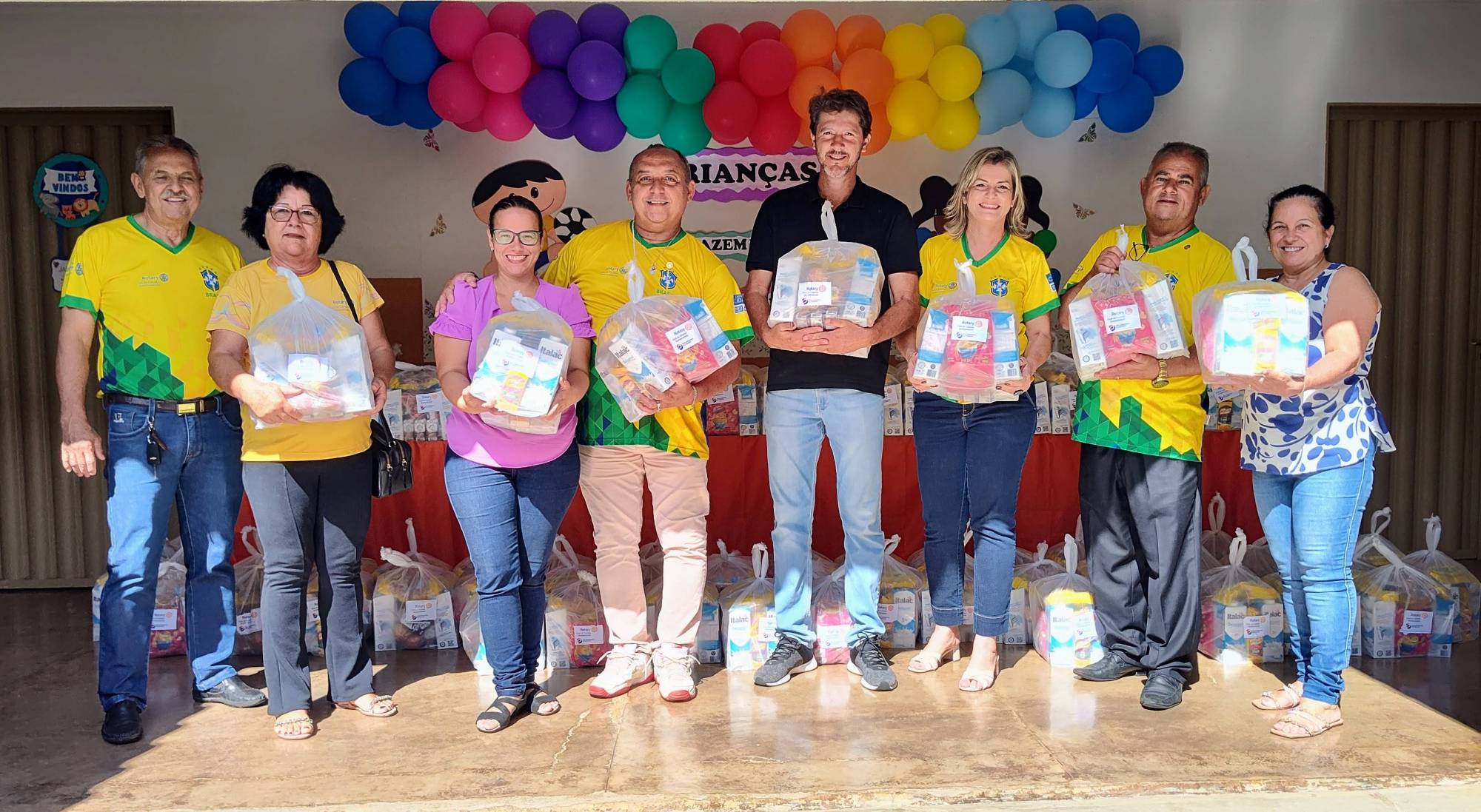 Companheiros do Rotary Club de Catalão Solidariedade e Equipe Gestora do CMEI Lázaro Marra