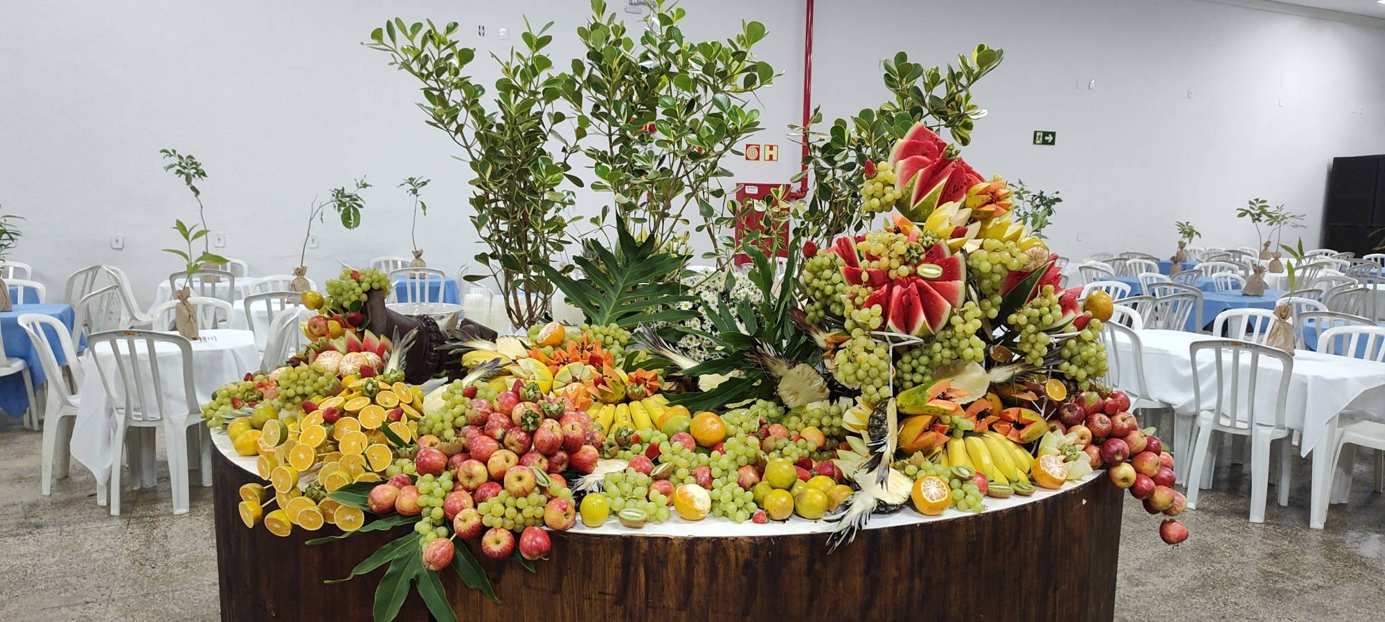 Mesa de frutas e doces