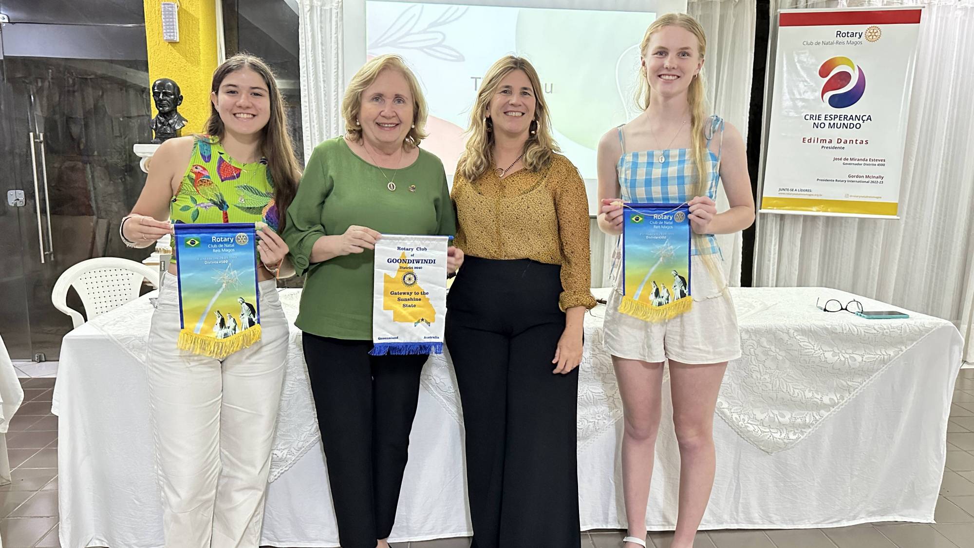 Presidente Edilma e Daladiana com as intercambistas Georgia (AUS) e Daniela (BRA)