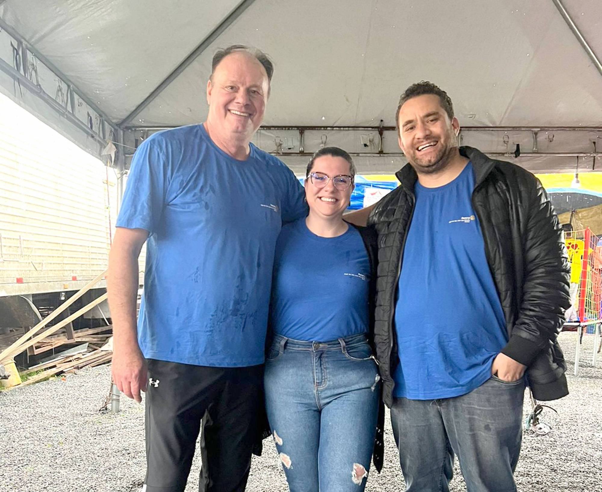 A presidente do Rotary Club SJP Colônia Murici, Juliana Martos com os rotarianos do Rotary Club São José dos Pinhais, Mauro Maruska e Ricardo de Souza