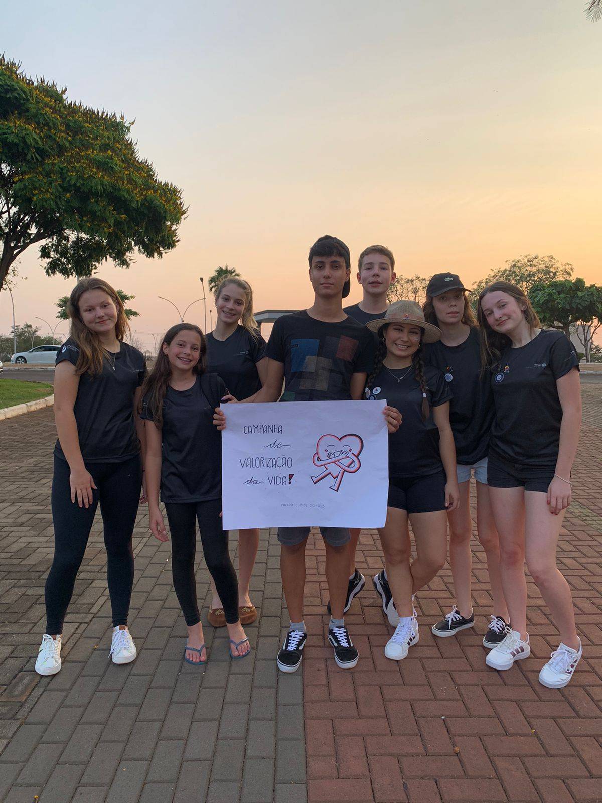 Nesse domingo (24/09), O Interact Club de Santa Izabel do Oeste se fez presente na praça da cidade para fazer a campanha de valorização a vida, mais conhecida como "Setembro Amarelo". O projeto consistiu em informar os cidadãos, incluindo crianças, o que era a campanha e o porque é bom viver e aue pedir ajuda é um sinal de força, não de fraqueza! 💛 Após passar a informação foi oferecido um bombom com a seguinte frase "Você não está só" e um abraço solidário para melhorar um pouquinho o dia da nossa sociedade.