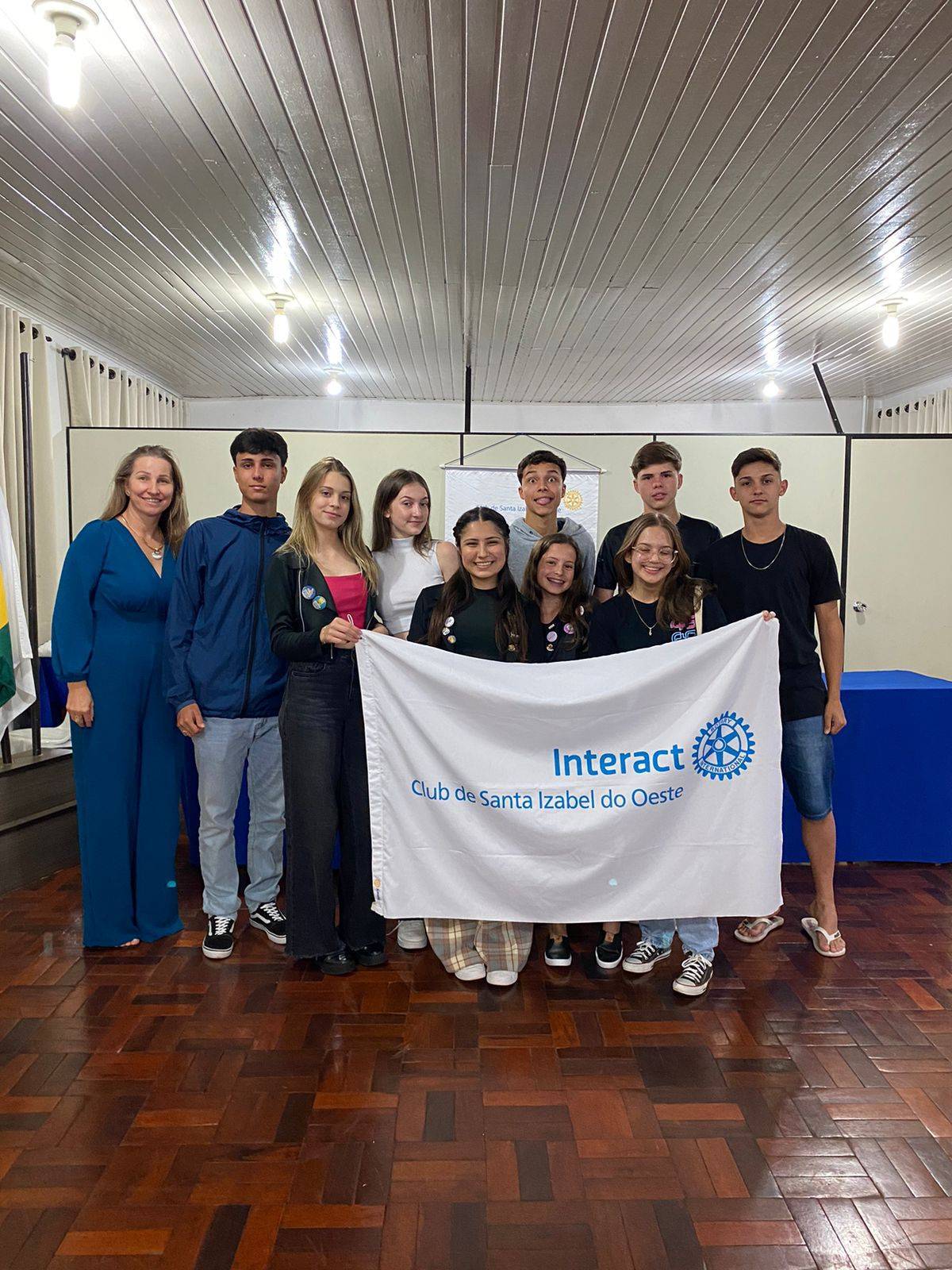 No dia 08 de outubro foi realizada a 5° reunião extraordinária da Gestão 2023/2024 sob o lema "Crie esperança no mundo" com a presença da nossa incrível Representante Distrital da Área IV, Sofia Civa. 🩷 As pautas principais foram o desenvolvimento do clube e os projetos da SMI.