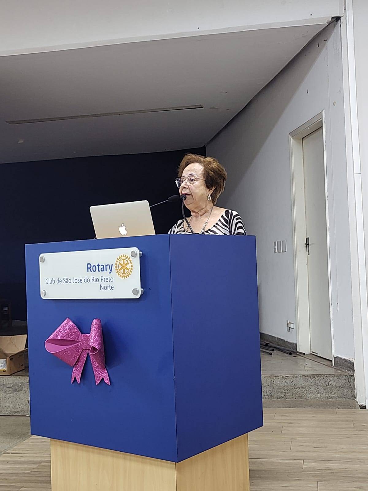 Ginecologista Ministra Palestra no Rotary Club de São José do Rio Preto Norte