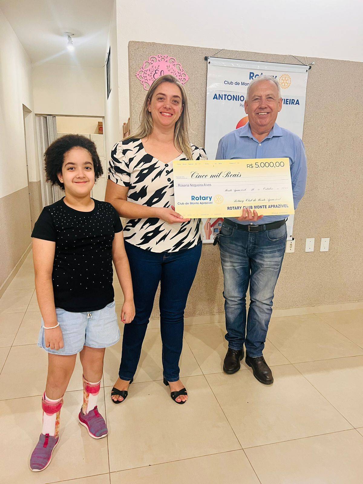Entrega de cheque para auxiliar em cirurgia 