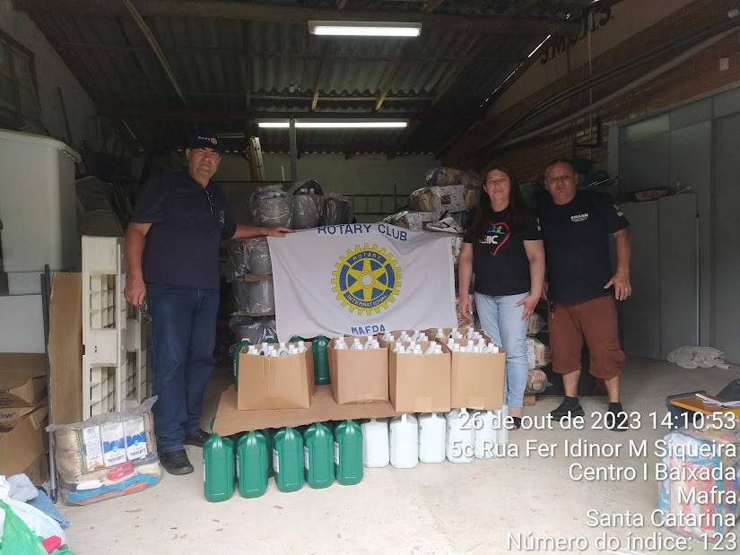 Entrega de produtos de higiene e limpeza aos flagelados pela enchetnte.