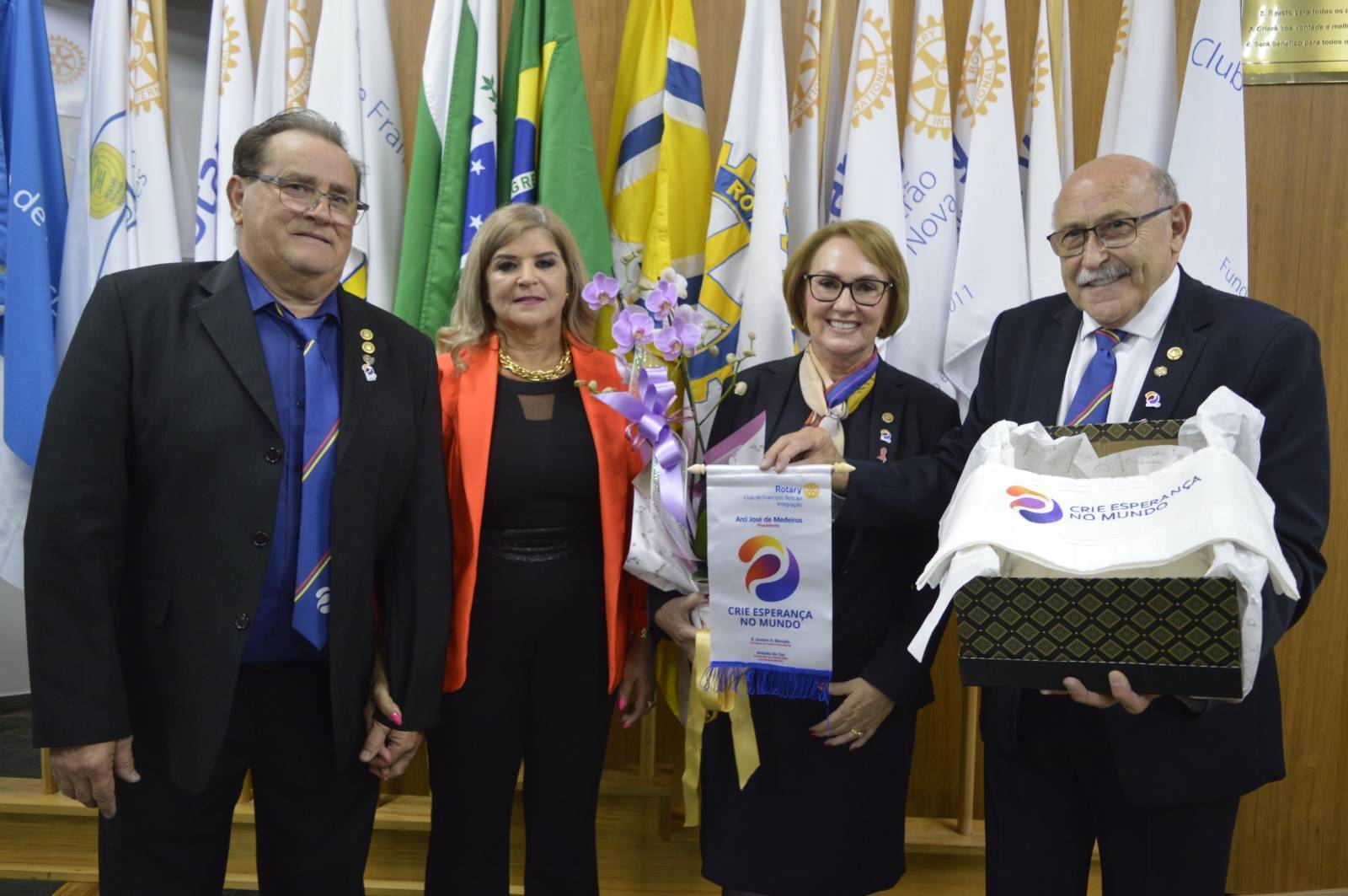 Governador do Distrito 4640, Antonio da Caz, com a esposa Juceney, presidente do Rotary Club de Francisco Beltrão-Integração, Arci de Medeiros, com a esposa Mariley, e os seis novos associados empossados: Giovane Saggiorato Chortaszko, Marcos Fernando Poroniczak, Nelson Piva, Ademir de Souza, Marcelo de Mari e Marcelo Cluzeni.