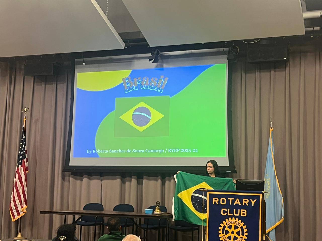 Intercambista faz apresentação sobre o Brasil