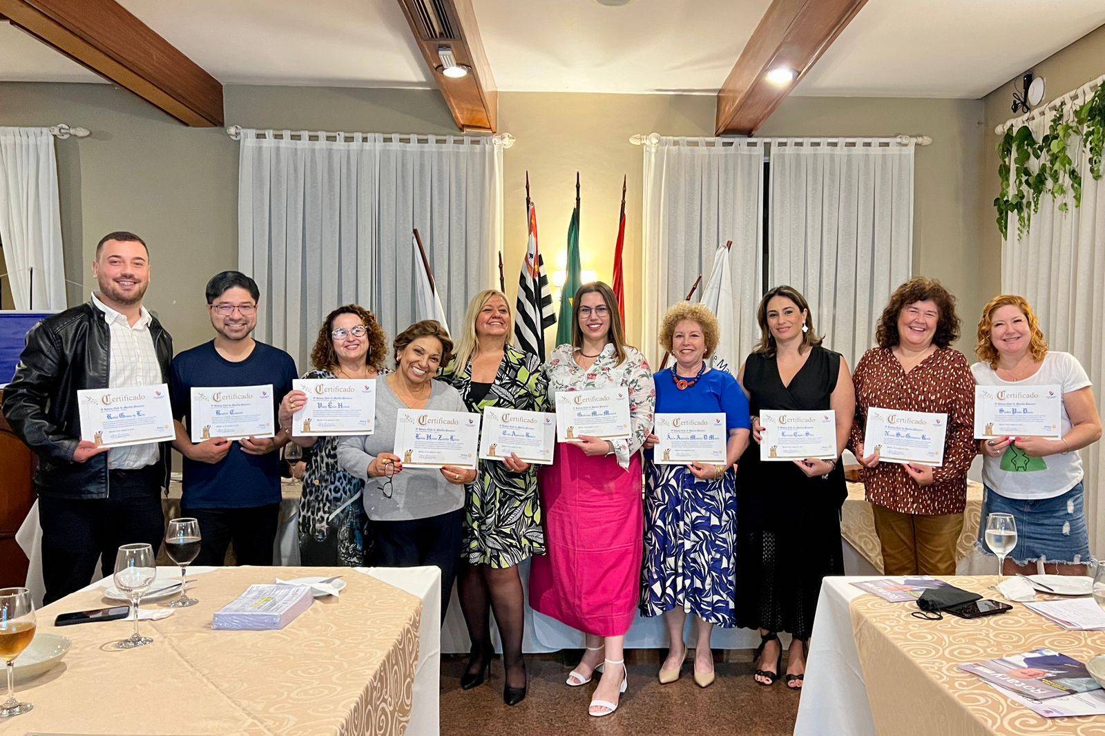 Da esquerda para a direita: Rafael Luz, Rogério Canaciro, Vânia Herrera, Lúcia Zanella, Celia Ribeiro, Giulianna Marques, Áurea Di Manno, Larissa Chadi, Norma Reche e Sandra Daura
