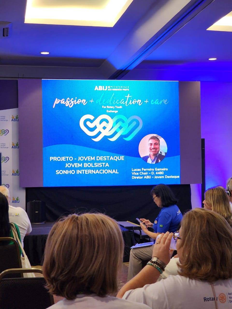 Destaque do representante distrital do programa de jovem na ABIJ