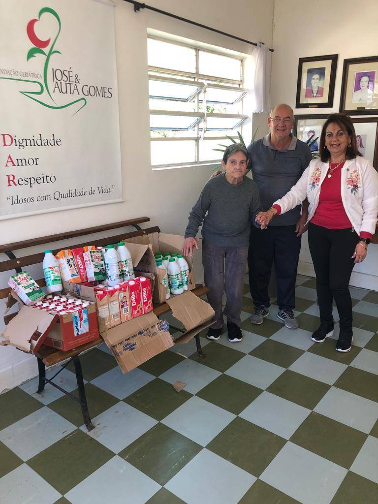 Entrega do leite arrecadado.