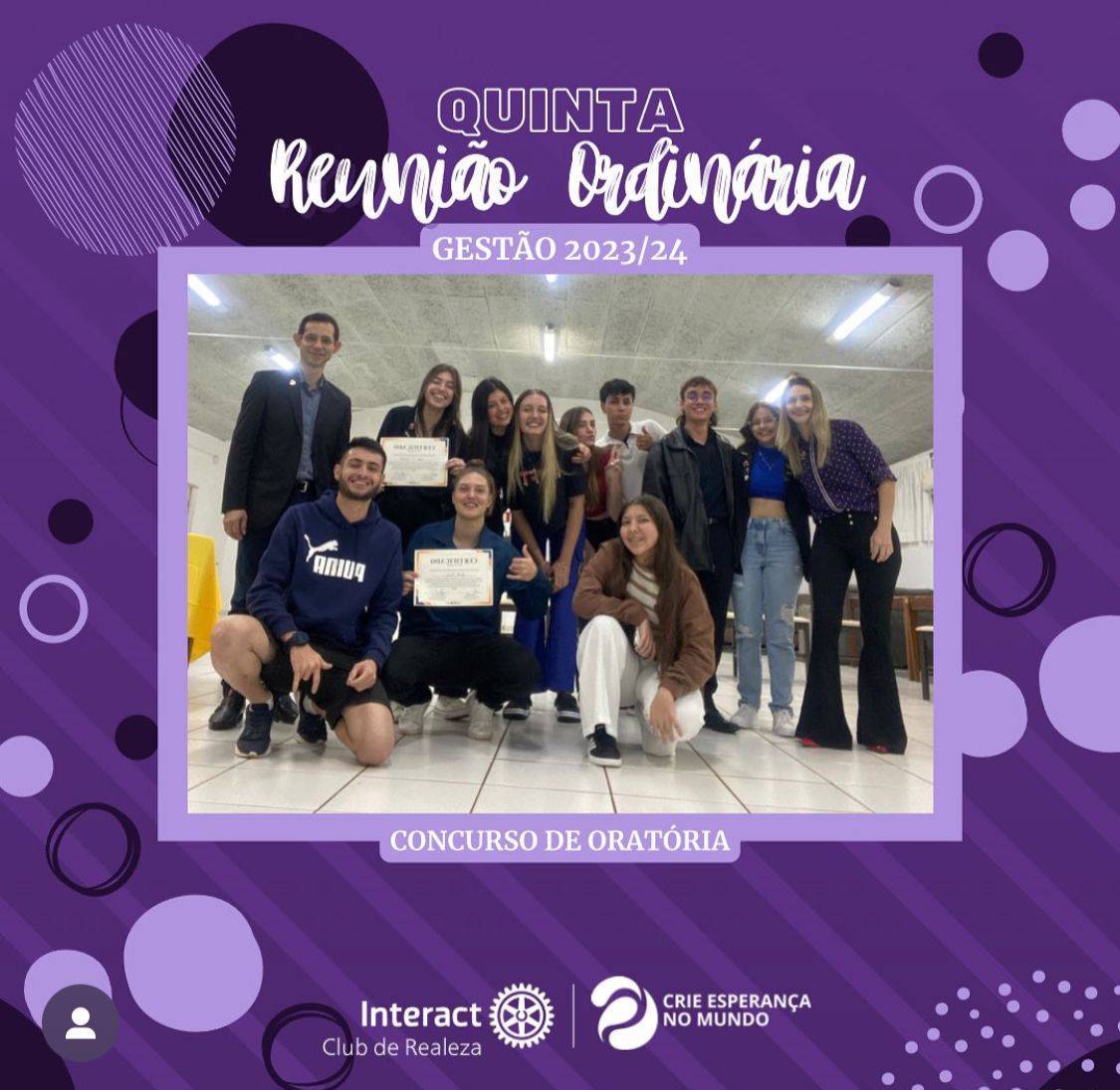 5ª REUNIÃO ORDINÁRIA GESTÃO 2023-24!🧑🏻‍⚖️  Na segunda-feira dia 21 de agosto de 2023 realizamos a quinta reunião ordinária do Interact Club de Realeza com a presença do presidente do Rotary. Tratamos sobre novas propostas para projetos e ações durante os próximos meses e também nessa data realizamos o nosso concurso de oratória interno.  #ParaTodosVerem A arte possui um fundo roxo, com algumas linhas roxas claras na diagonal. Pela imagem está espalhado elementos de linhas, pontos e círculos em vários tons de roxo. Ao meio temos uma foto com a a borda lilás e na parte de cima da foto uma caixa de texto escrito 