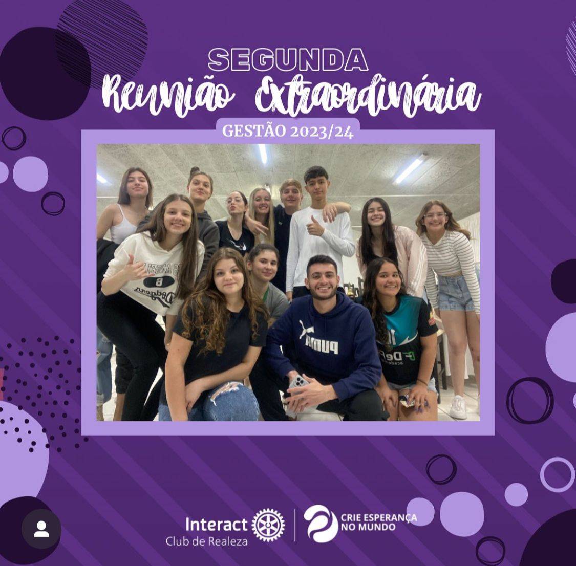 2ª REUNIÃO EXTRAORDINÁRIA GESTÃO 2023-24!🧑🏻‍⚖️  Na segunda-feira dia 29 de agosto de 2023 realizamos a segunda reunião extraordinária do Interact Club de Realeza!! Tratamos sobre novas propostas para projetos e ações durante os próximos meses.  #ParaTodosVerem  A arte possui um fundo roxo, com algumas linhas mais claras na horizontal. Pela imagem está espalhado elementos de linhas, pontos e círculos em vários tons de roxo. Ao meio temos uma foto com a a borda roxa e na parte de cima da foto uma caixa de texto escrito "Gestão 2023-24". Acima dessa caixa temos o texto "Reunião Extraordinária" manuscrita em letra brancas e efeito com sombra roco, em cima, temos "Primeira" em letras brancas e vazadas. Na parte inferior da imagem temos a logo do Interact Club de Realeza e a Logo da gestão 2023-24, "Crie Esperança no Mundo".