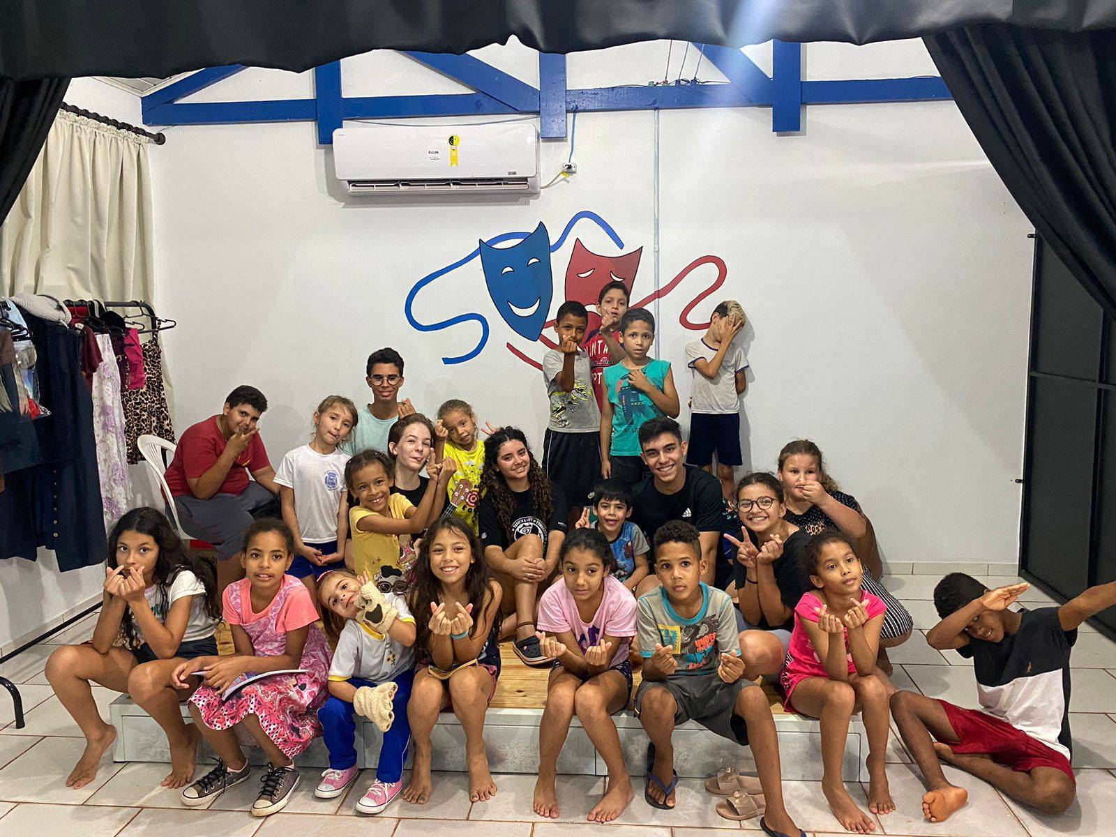 os interactianos realizaram a doação de livros para a Unidade Conviver, buscando proporcionar às crianças oportunidades para crescerem em um futuro justo e honesto.