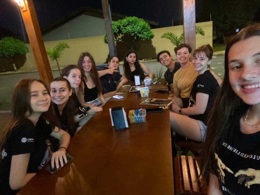 Os interactianos realizaram uma confraternização entre eles indo comer pizza! Nos divertimos e conversamos muito, preservando a amizade no nosso clube!!