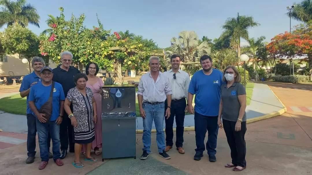Rotary Club de Jales - Grandes Lagos entregamos um bebedouro para o Lar dos Velhinhos durante a Visita Oficial do casal Governador.