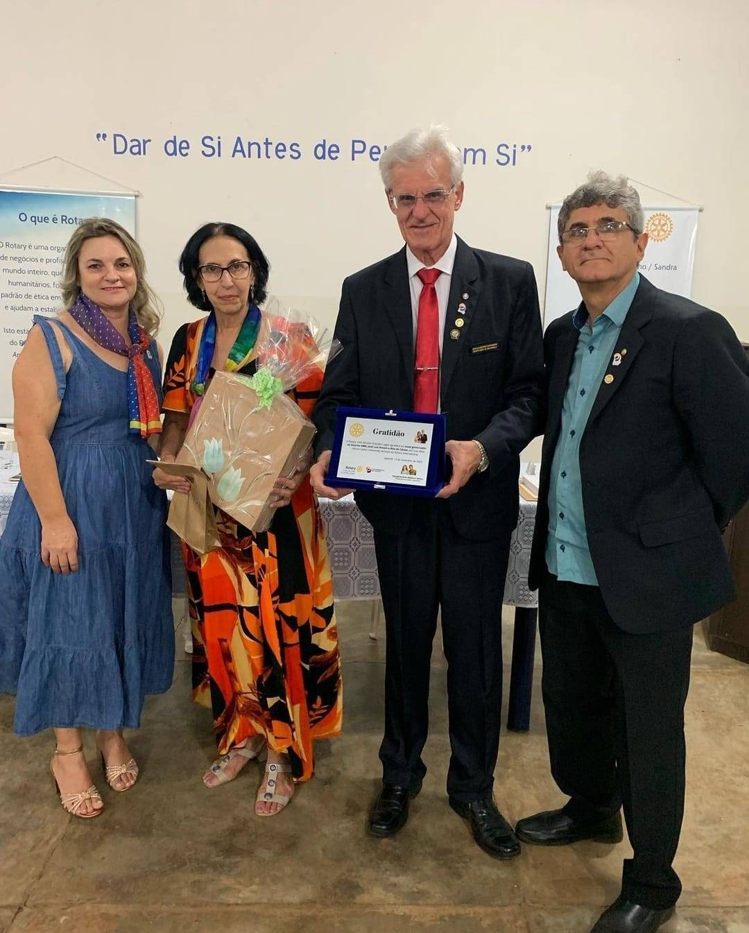 Ricardo de Almeida é empossado como novo associado do Rotary Club de Jales - Grandes Lagos durante a visita do casal governador