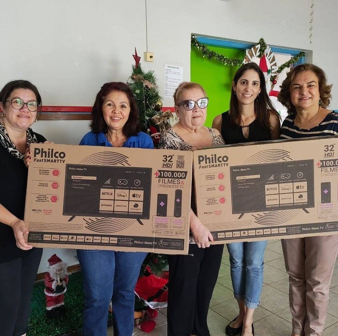 Rotary Club de Catanduva entrega televisores para creche em Projeto Distrital