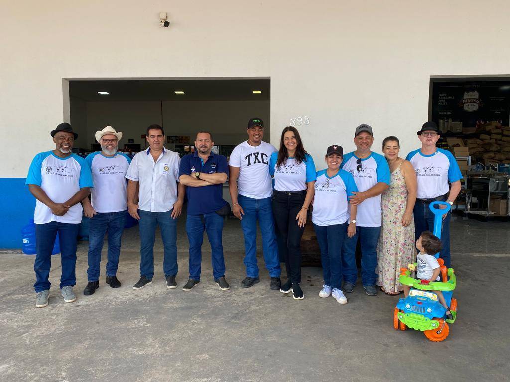 Um pouquinho do nosso último final de Semana Rotary Alta Floresta Centro, presidente Mauro Weber. Agradecemos a Deus a nossos doadores a a esse final de semana maravilhoso, rever amigos e quantas histórias maravilhosas, se algum doador ficou sem foto nos perdoe por que as vezes a prosa é tão boa que esquecemos das fotinhas kkkkk arrecadações de gado e outros, para nosso 15º Leilão que acontecerá dia 21 de Janeiro 2024.