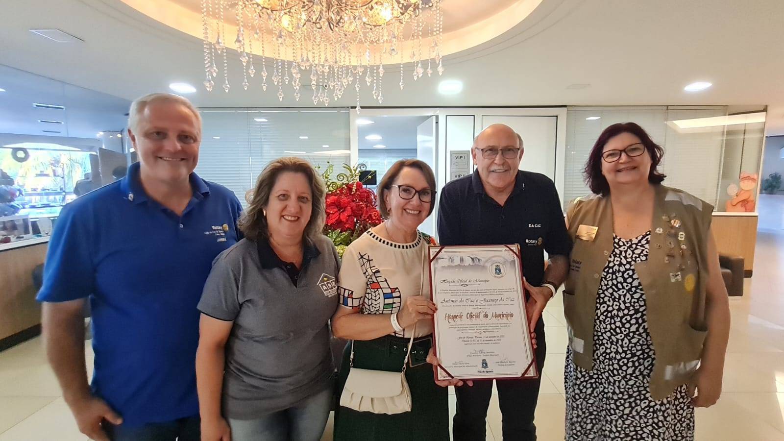 GOVERNADOR ANTONIO DA CAZ E JUCINEY RECEBEM TÍTULO DE HÓSPEDES OFICIAIS DO MUNICÍPIO DE FOZ DO IGUAÇU