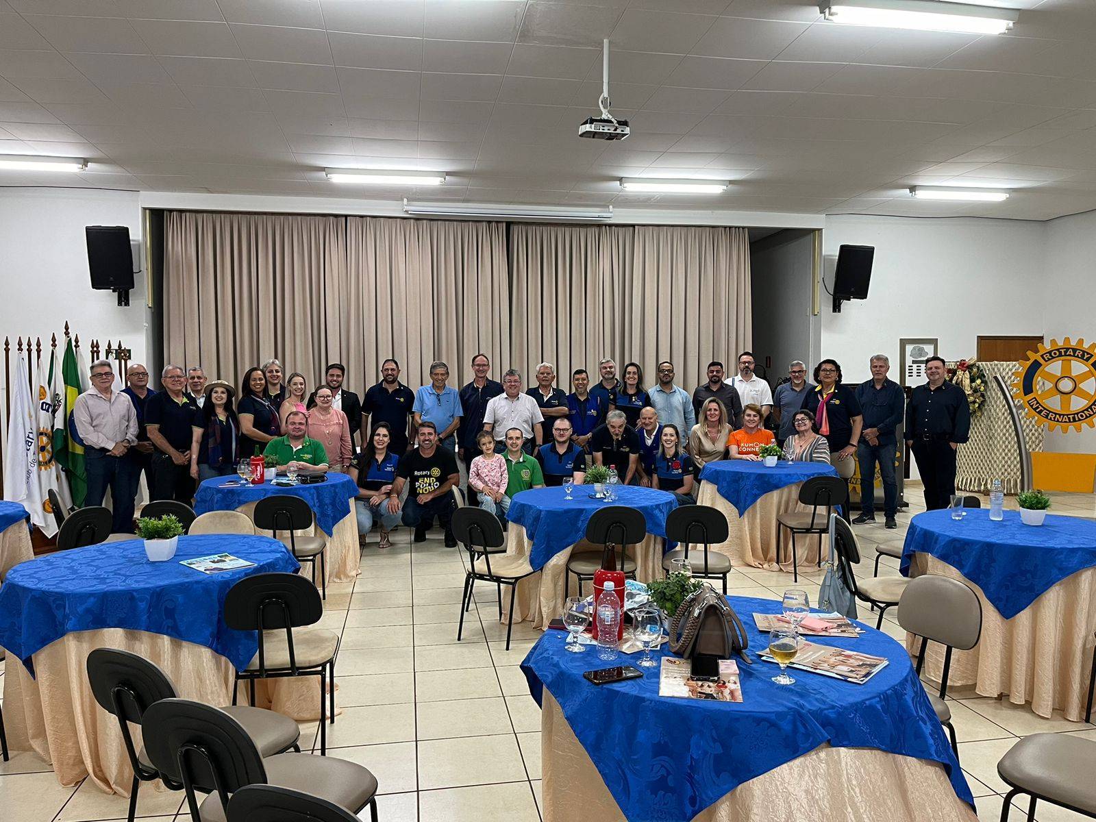 Noite de companheirismo e troca de conhecimento rotário 