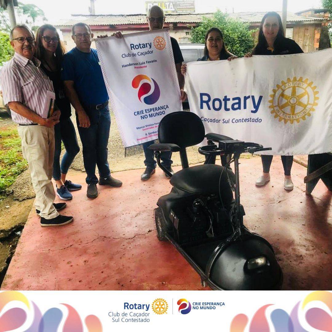 Companheiros do RC Caçador Sul Contestado e do RC Caçador fazendo a entrega