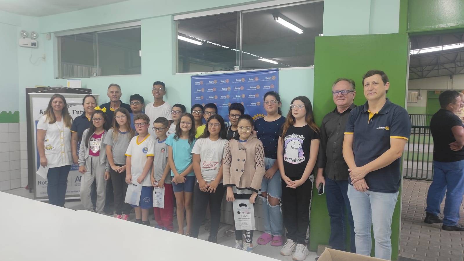 Crianças do ensino fundamental da Escola José Grosskopf recebem óculos gratuitamente através do Projeto Visão Para Educação, do Rotary Club de Canoinhas