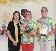 A Presidente da Casa da Amizade Josefina recebe o Governador do Distrito 4780 e sua esposa Dalila com um coquetel e mimos.