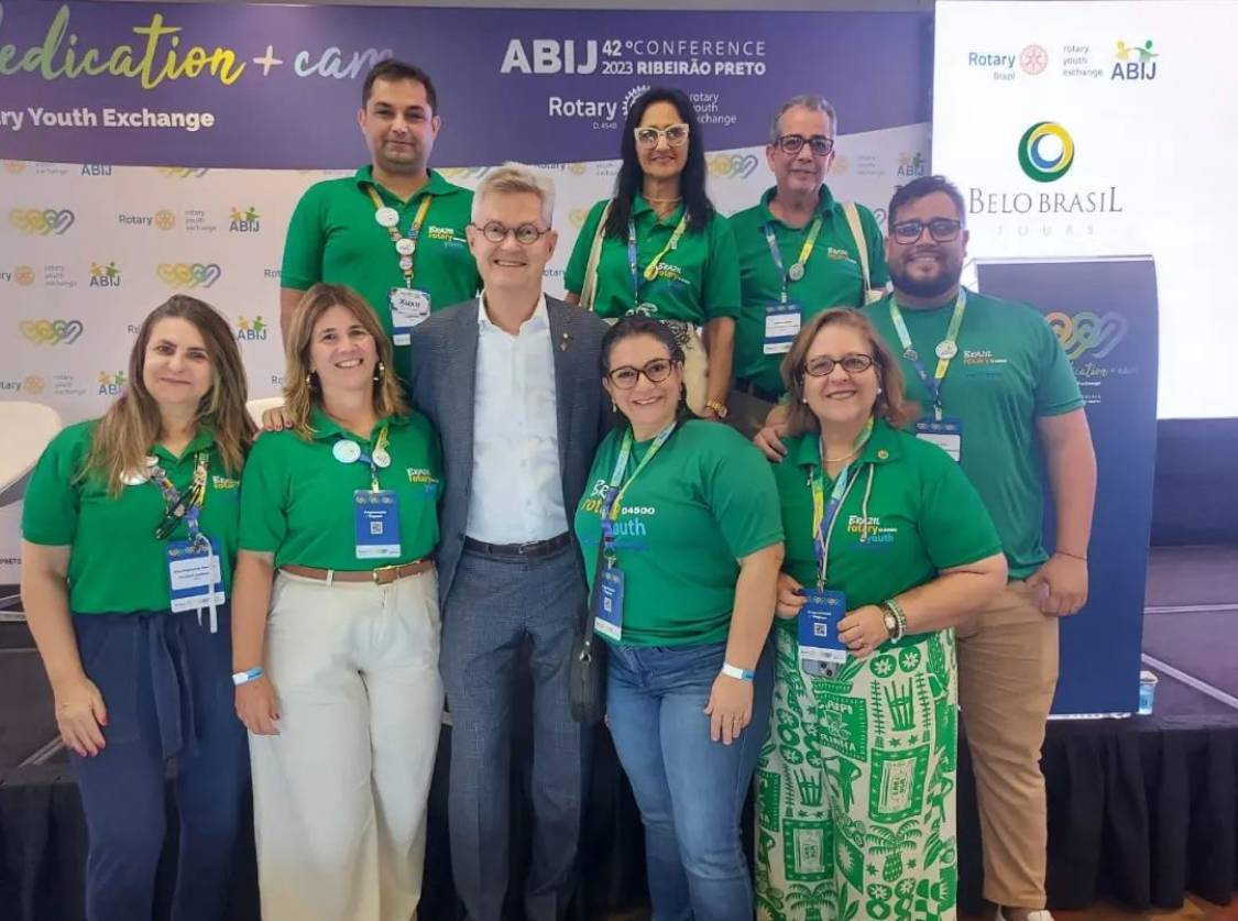 Equipe RYE 4500 com o Presidente 2020-21 Holger Knaack