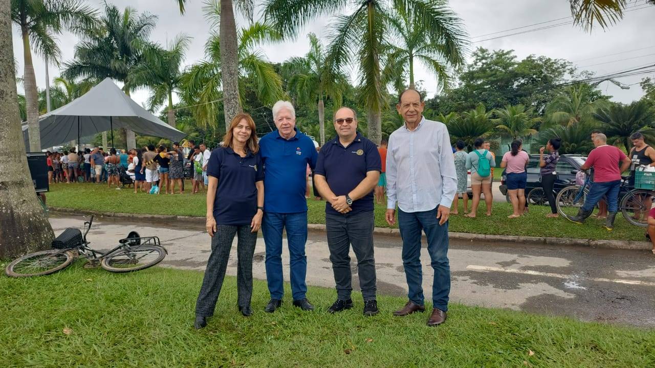 GD Pedro Luiz Dalbone (segundo á esquerda) visita área afetada pelas chuvas dia 8/12 em Angra dos Reis, também presentes o Diretor Distrital à direita, Paraguassú Tabajaras, o Diretor de Crises, Antônio Marques Mesquita e à esquerda a presidente do RCAR, Sônia Mesquita . Atrás vê-se pessoas buscando itens de primeira necessidade em tenda montada junto ao bairro Bracuhy.