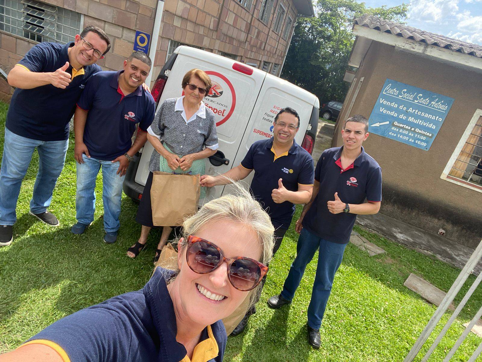 Presidente Rodrigo e integrantes do Rotary Lages Alvorada no Centro Social Santo Antônio